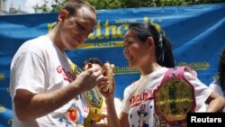 Los campeones, Joey “Mandíbulas” Chesnut, y Sonya “Viuda Negra” Thomas.