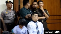 Mary Jane Fiesta Veloso (menunduk, berbaju putih garis-garis biru) didampingi penerjemah barunya, yang bisa berbahasa Tagalog, di Pengadilan Negeri Sleman, Yogyakarta (Foto: VOA/Nurhadi)