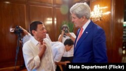 Presiden Filipina Rodrigo Duterte berbincang dengan Menlu AS John Kerry sebelum rapat makan siang di Manila, Filipina Rabu (27/7).