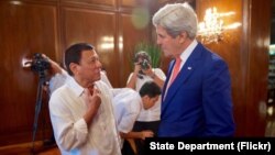 필리핀을 방문한 존 케리 미국 국무장관(오른쪽)이 27일 로드리고 두테르테 필리핀 대통령과 마닐라 대통령궁에서 실무오찬에 앞서 대화하고 있다.