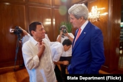 Philippines President Rodrigo Duterte chats with U.S. Secretary of State John Kerry on July 27, 2016, in the Malacañang Palace in Manila, Philippines, before the two held a working lunch.