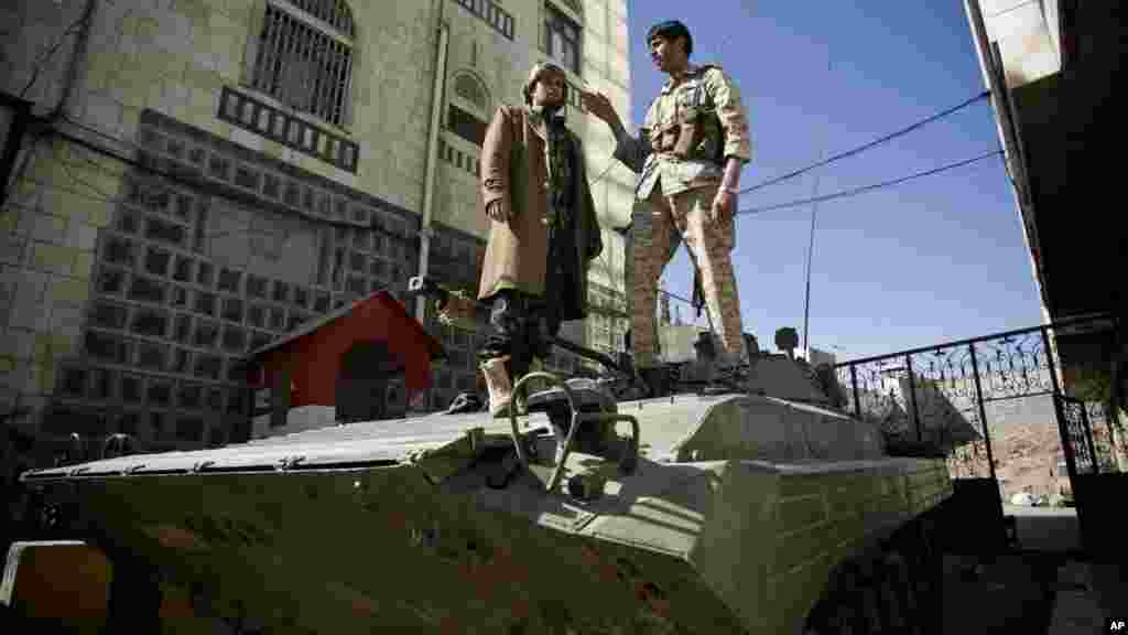 Sojojin Houthi da tanka a Sanaa, Yemen, Janairu 21, 2015.