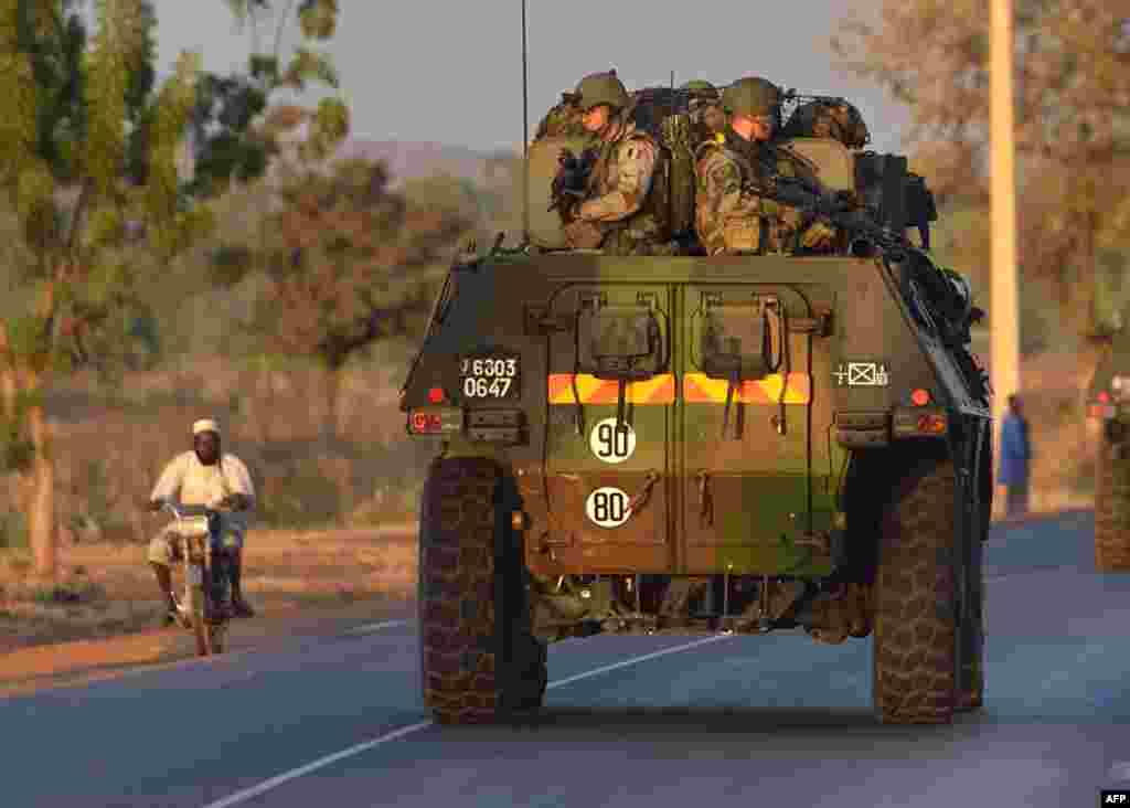 2013年1月15日,法國陸軍士兵站在裝甲車上。他們正在離開馬里首都巴馬科,向馬里北部進發。這是“藪貓行動”的一部分。