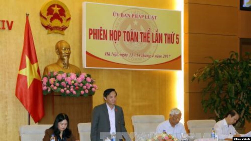 Ông Nguyễn Khắc Định đang phát biểu tại phiên họp toàn thể của UB Pháp luật Quốc hội, ngày 13/4/2017 (Ảnh chụp từ Baotintuc.vn)