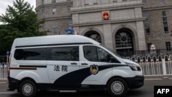 一辆押送任志强的警车驶离北京第二中级人民法院。（2020年9月11日）