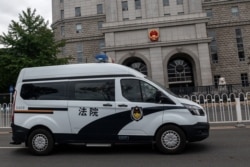 一辆押送任志强的警车驶离北京第二中级人民法院。（2020年9月11日）