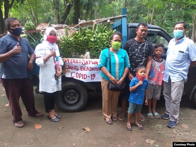 Donasi berupa hasil perkebunan dari masyarakat untuk Kebun Binatang Medan yang alami krisis keuangan. Rabu 29 April 2020. (Courtesy: dokumen Medan Zoo)