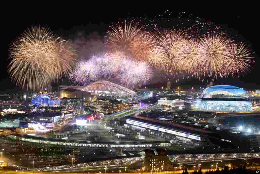O espectáculo de fogo de artifício sobre o Parque Olímpico na cerimónia de encerramento dos Jogos Olímpicos de Inverno 2014, em Sochi, Fev. 23, 2014.