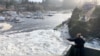 Aux États-Unis, les résidents de l'Oregon regardent une marée haute se précipiter et inonder des parties du port de Depoe Bay, en Oregon, pendant une marée extrêmement haute qui a coïncidé avec une grosse tempête hivernale, le 11 janvier 2020 (AP Photo / Gillian Flaccus)