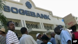 Handful of banks reopen in Port-au-Prince, Haiti, 23Jan 2010