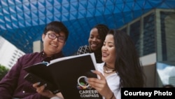 Des étudiants lisent des brochures sur le programme d'emploi spécial pour étudiants de l'université Ryerson de Toronto, au Canada.