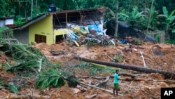 Lumpur dan sampah menutupi lereng di lokasi longsor di Kiribathgala, distrik Ratnapura, Sri Lanka, 29 Mei 2017. (AP Photo/Eranga Jayawardena)