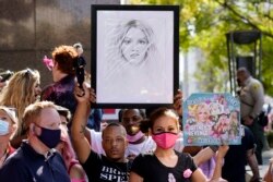 Britney Spears supporters demonstrate outside a hearing concerning the pop singer's conservatorship at the Stanley Mosk Courthouse, Wednesday, Sept. 29, 2021, in Los Angeles. (AP Photo/Chris Pizzello)