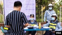 រូបឯកសារ៖ សកម្មភាព​ផាក​ពិន័យ​បទ​ល្មើស​ចរាចរ​របស់​ប៉ូលិស​ នៅ​ព្រឹក​ថ្ងៃទី​០១ ខែឧសភា ឆ្នាំ២០២០​ ​បន្ទាប់ពី​មាន​ការរឹតបន្តឹង​និង​តម្លៃ​ផាកពិន័យ​បាន​កើនឡើង​ តាម​ផ្លូវក្នុង​រាជធានី​ភ្នំពេញ​ប្រទេស​កម្ពុជា។ (ទុំ ម្លិះ/VOA)