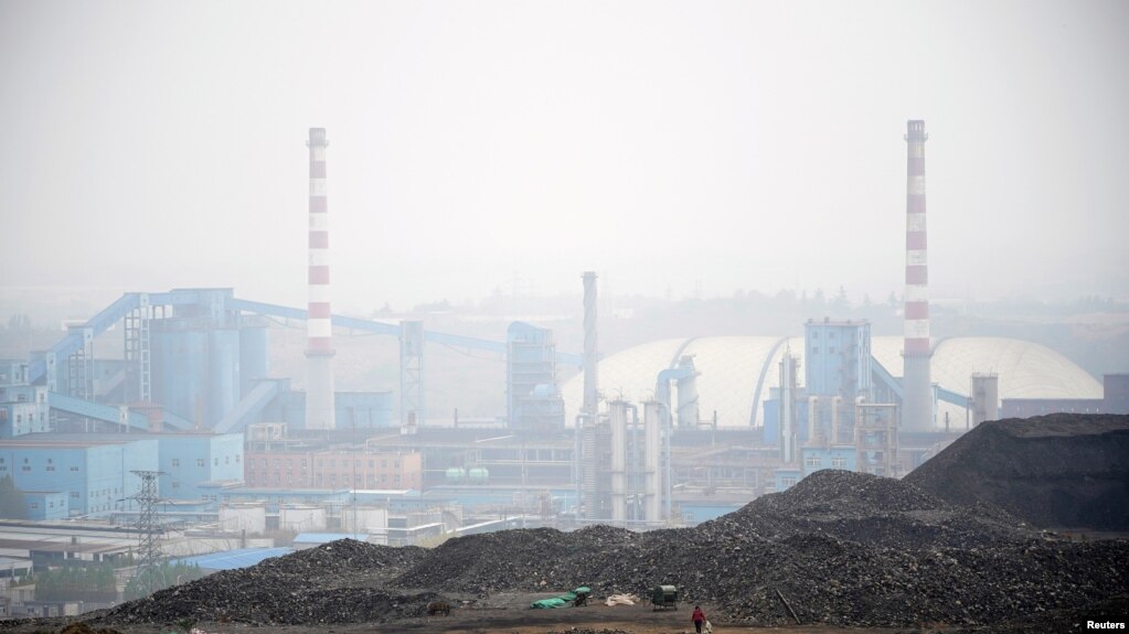 中国河南汝州一个煤矿堆积的低等煤炭。（2021年11月4日）(photo:VOA)