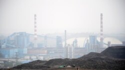中国河南汝州一个煤矿堆积的低等煤炭。（2021年11月4日）