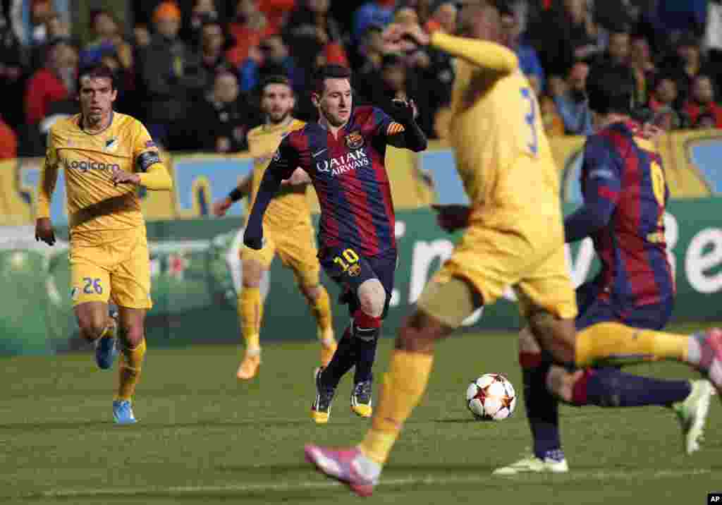 Lionel Messi de Barcelone tente de récupérer le ballon lors d&#39;un match de football de la Ligue des Champions, Groupe F, entre l&#39;APOEL et le FC Barcelone au stade GSP, à Nicosie, Chypre, le mardi 25 novembre 2014.