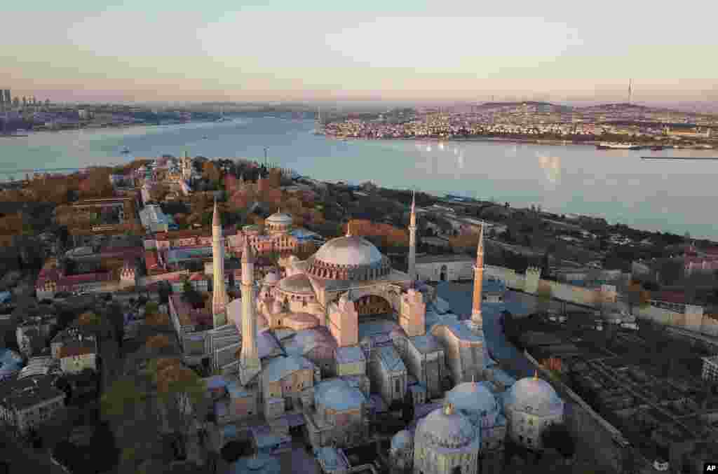 &nbsp;ایاصوفیه ابتدا به عنوان کلیسای جامع در عصر امپراتوری بزنتین (بیزانس) مسیحی ساخته شد، اما پس از فتح قسطنطینیه (استانبول امروزی) در سال ۱۴۵۳ توسط امپراتوری عثمانی به مسجد تبدیل شد.