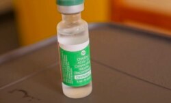 Botol vaksin virus corona '' Covishield '' yang diproduksi oleh Serum Institute of India siap untuk diberikan, di sebuah rumah sakit di ibu kota Victoria, Pulau Mahe, Seychelles, Rabu, 24 Februari 2021. (Foto: AP)