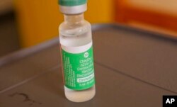 Botol vaksin virus corona '' Covishield '' yang diproduksi oleh Serum Institute of India siap untuk diberikan, di sebuah rumah sakit di ibu kota Victoria, Pulau Mahe, Seychelles, Rabu, 24 Februari 2021. (Foto: AP)