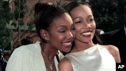 Brandy, left, with Monica at the Grammys (1999 file photo)
