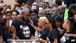 2 Haziran 2020 - Polis nezaretinde öldürülen siyah Amerikalı George Floyd'un aile fertleri Houston, Texas'taki bir mitinge konuşma yaptı