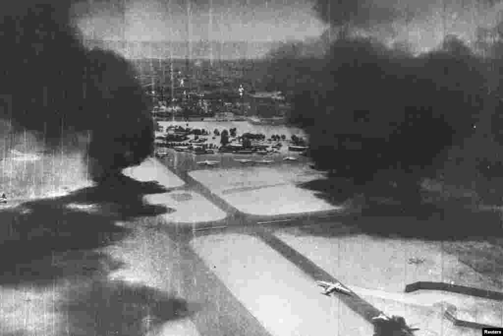 Misr harbiy bazasi Isroil hujumi paytida / Smoke rises after an attack by Israel&#39;s Air Force on an Egyptian air field during the Middle East War, June 5, 1967.