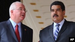 El exministro de Petróleo, Rafael Ramírez, quien fuera uno de los más allegados al fallecido presidente Hugo Chávez, está entre varios exfuncionarios que han dado la espalda al presidente en disputa Nicolás Maduro.