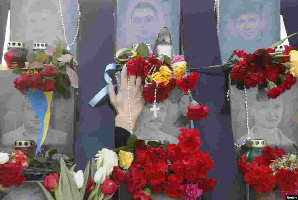 우크라이나 수도 키예프에서 지난 2014년 발생한 대규모 반정부 친서방 시위 3주년을 맞아, 수백명 희생자의 얼굴을 새긴 추모비에 꽃다발이 놓여있다.