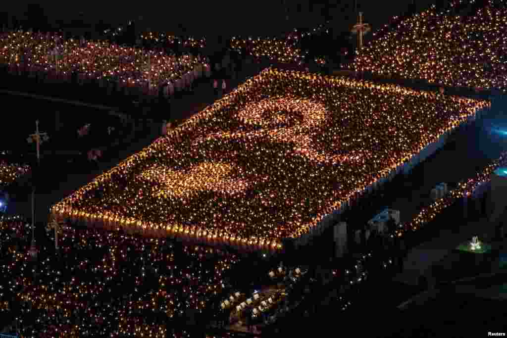 مراسم شمع افروزی به عنوان ادای احترام به پادشاه بهومیبول آدولیادج، که بیش از یک ماه پیش در گذشت. بانکوک، تایلند.