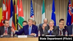 جان کری وزیر خارجه آمریکا (دوم از چپ) در نشست وزیران خارجه کشورهای عضو ائتلاف بین المللی علیه داعش در شهر رم ایتالیا - ۱۳ بهمن ۱۳۹۴ 