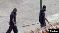 Deux ex-détenus ouïghours de Guantanamo après leur arrivée à Tirana, Albanie, en 2006.