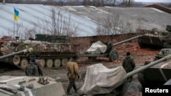 지난달 28일 우크라이나 군이 휴전협정에 따라 전선에 배치된 대포와 군용 차량을 이동하고 있다. 