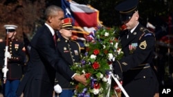 Presiden AS Barack Obama meletakkan karangan bunga di makam pahlawan tak dikenal di Taman Makam Pahlawan Arlington, dalam memperingati hari Veteran, Rabu (11/11).