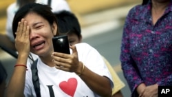 A woman mourns the death of former King Norodom Sihanouk at the Royal Palace in Phnom Penh, Cambodia, October 16, 2012.