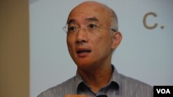 香港科技大學社會科學部副教授成名認為，推行國民教育影響香港一國兩制