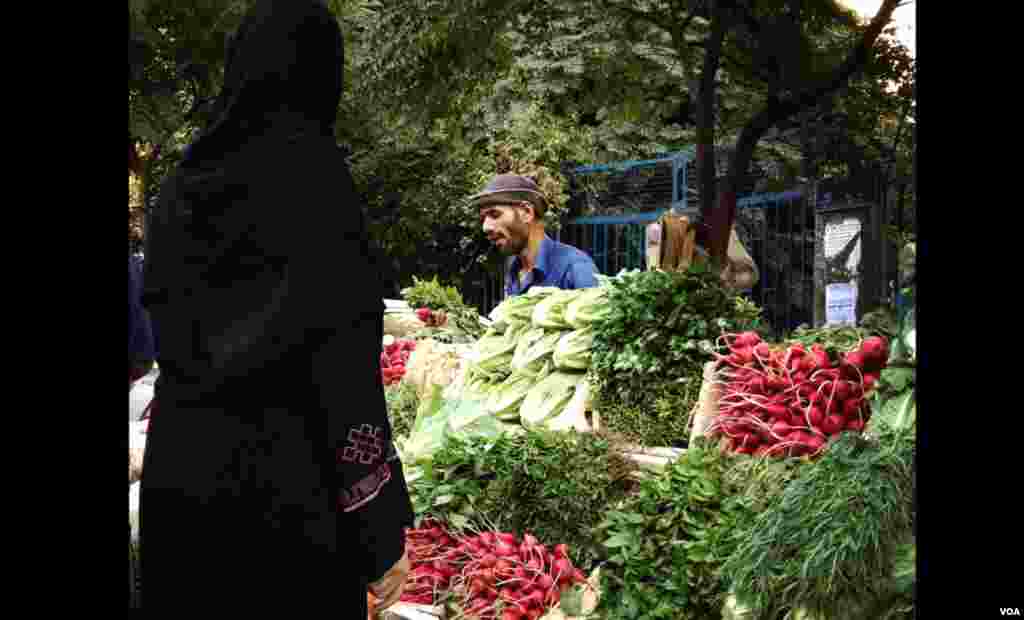 A vegetable vendor does brisk business in Damascus. (J. Weeks/VOA)