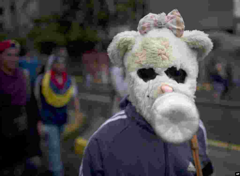 پوشیدن ماسک خرس توسط یک معترض برای محافظت خود از گاز اشک آور در تظاهرات ضد دولتی در کاراکاس، ونزوئلا