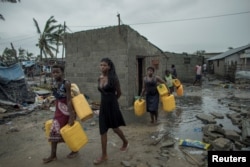Residentes da Praia Nova depois do ciclone Idai, na Beira