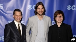 Los protagonistas de "Dos hombres y medio", John Cryer, izquierda, Ashton Kutcher y Angus T. Jones durante una celebración de su cadena CBS.
