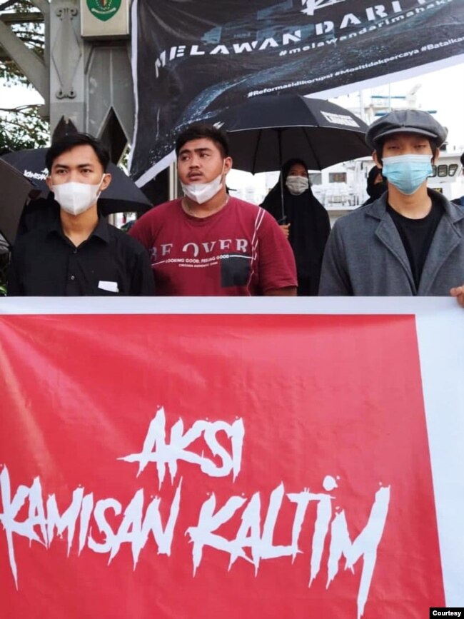 Mahasiswa dan aktivis demokrasi di Kalimantan Timur rutin menggelar aksi setiap Kamis. (foto: Kamisan Kaltim)