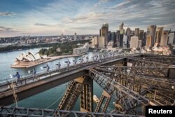 澳大利亚最大城市悉尼的海滨高楼和歌剧院，港湾大桥上，澳大利亚太极和气功学院开办了第一堂武术课（2017年5月2日）