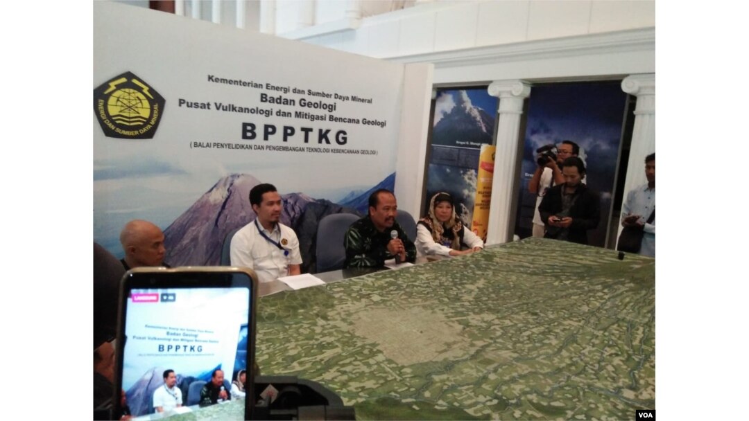 Kepala PVMBG Kasbani memberikan keterangan kondisi terakhir Merapi di kantor BPPTKG Yogyakarta, Senin, 26- November 2018. (Foto: VOA/Nurhadi)