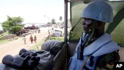 A Ghanaian peacekeeper from United Nations Mission in the Democratic Republic of Congo (MONUC) stands guard, April 12, 2010 (file photo).