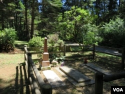 At the Geisel Monument State Heritage Site there are no interpretive materials beside the family gravestones to explain this homestead's place in the history of the Rogue River Indian War. (Tom Banse for VOA)