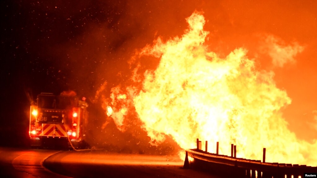 Лесной пожар в округе Каньон недалеко от Лос-Анджелеса, 25 октября 2019 года