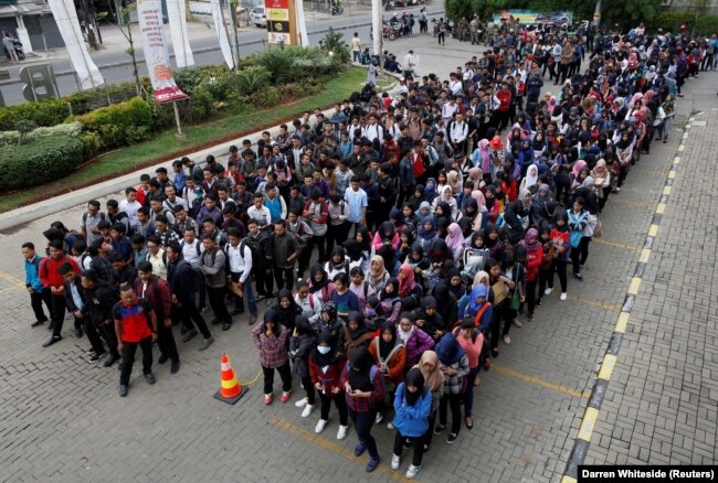 Sejumlah pelamar menunggu pembukaan job fair yang diadakan di dalam pusat perbelanjaan di Bekasi, Jawa Barat, 7 November 2017. (Foto: REUTERS/Darren Whiteside)