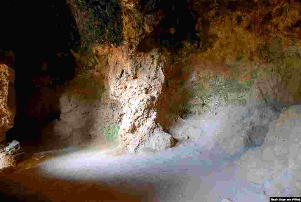غار کے اس مرکزی حصے میں تاریخ سانس لیتی محسوس ہوتی ہے۔