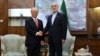 Kepala IAEA Yukiya Amano (kiri) bertemu dengan Kepala Badan Tenaga Atom Iran, Ali Akbar Salehi di Teheran hari Minggu (20/9).