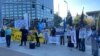 人權團體在洛杉磯的NBC大樓前示威（美國之音記者暨希拍攝）